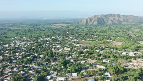 Vista-Aérea-De-La-Remota-Neiba-En-La-República-Dominicana-Rural,-ángulo-Alto