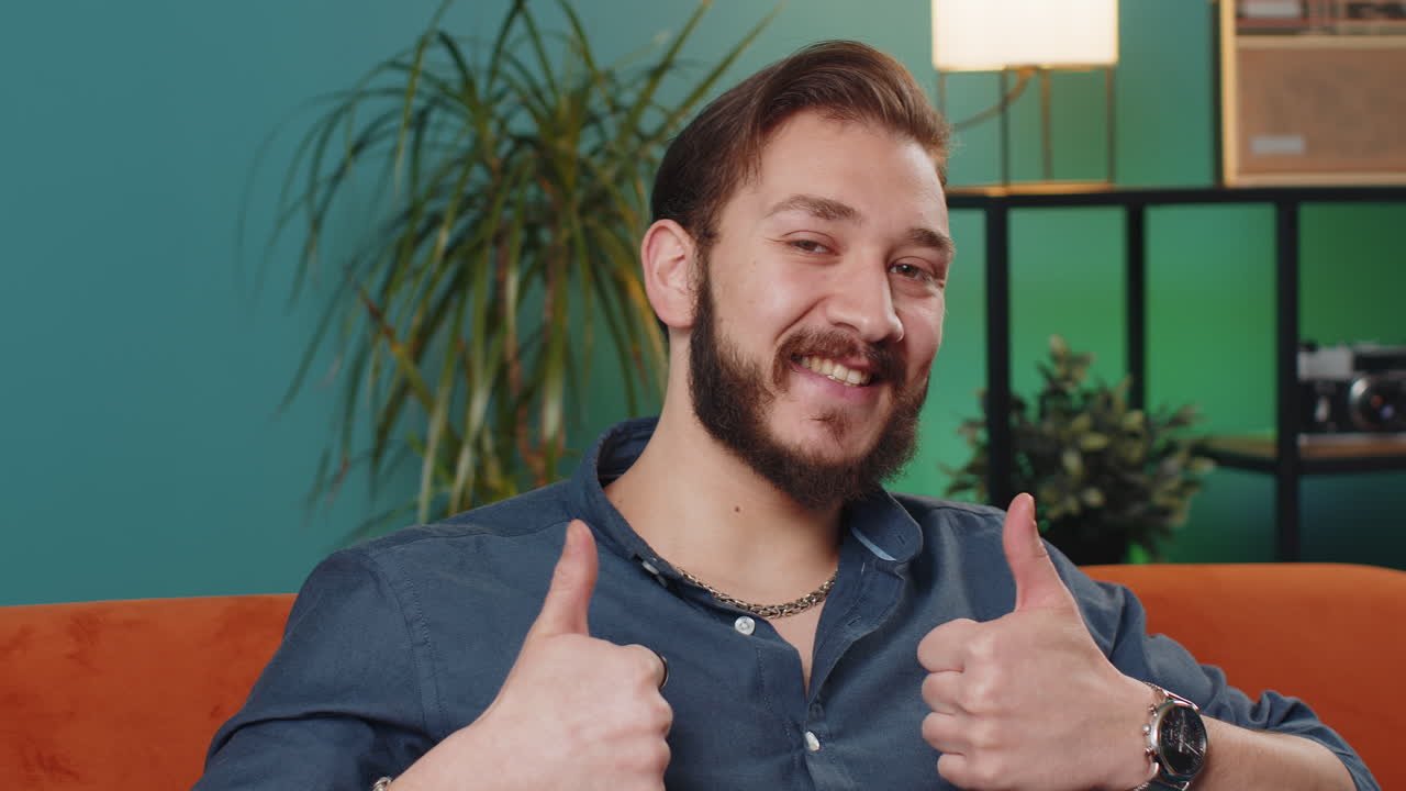 feliz hombre tranquilo sonriente amistoso expresión de alegría sentirse satisfecho concepto buenas noticias celebrar la victoria