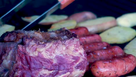 Primer-Plano-De-Carne-A-La-Parrilla-Con-Chorizos,-Tortillas-De-Queso,-Frijoles-Guatemaltecos-Y-Papas-Asadas-Ahumadas-Y-Preparación-Jugosa-Lista-Para-Comer-En-Familia-En-Un-Día-De-Temporada-De-Verano-[hd1920-X-1080]-Fps-29