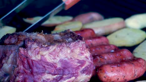코리조, 치즈, 과테말라 콩 및 김 감자와 함께 은 고기, 흡연 및 맛있는 준비, 여름 계절의 날에 가족이 먹을 준비 [hd1920 x 1080p] fps 29