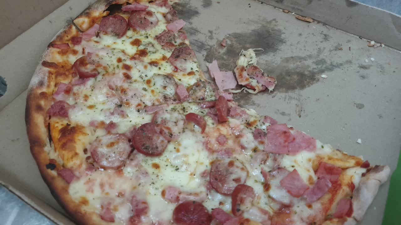 맛있는 치즈 피자 한 조각 이상을 가져가는 것은 무례하므로 다시 넣는 것이 좋습니다.