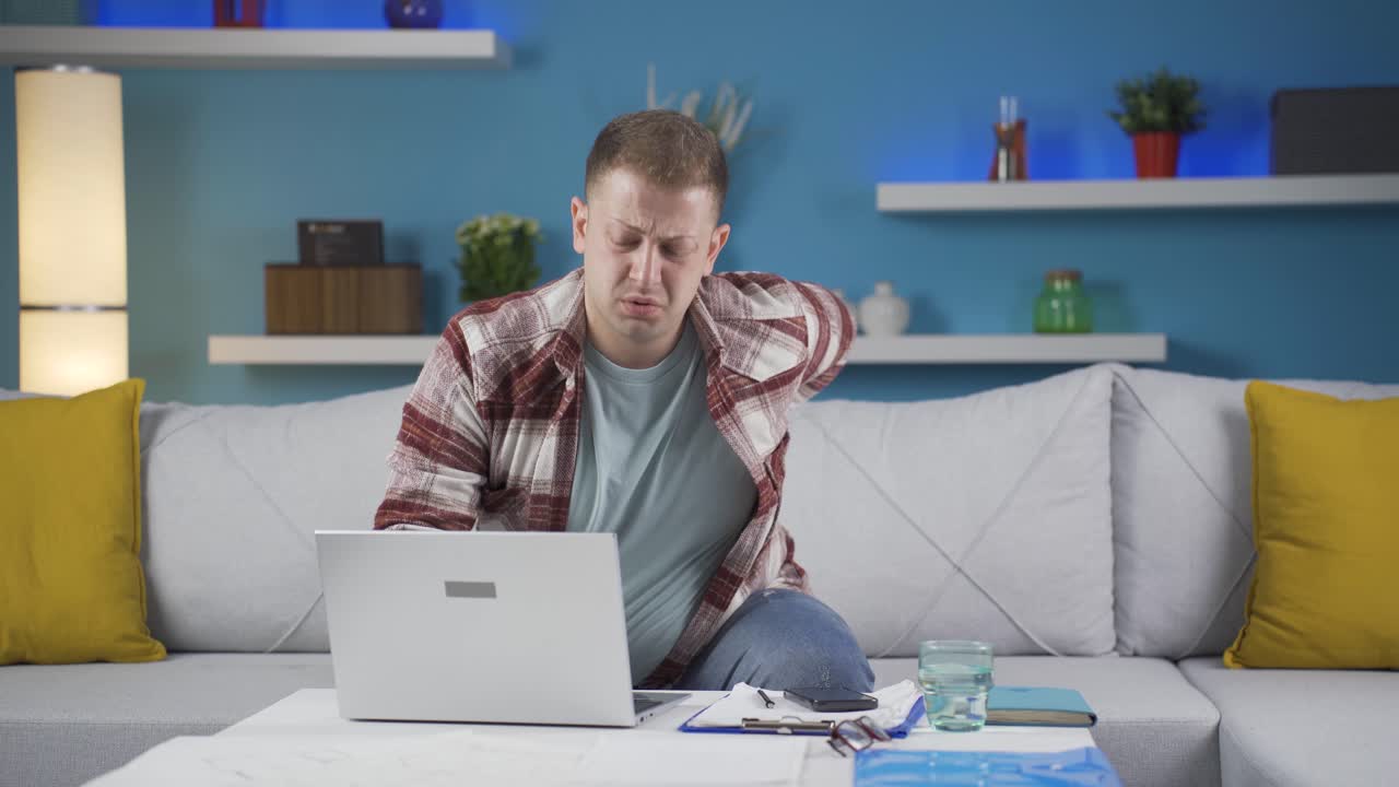 Homeoffice-Mitarbeiter Mann hat Schmerzen im unteren Rücken