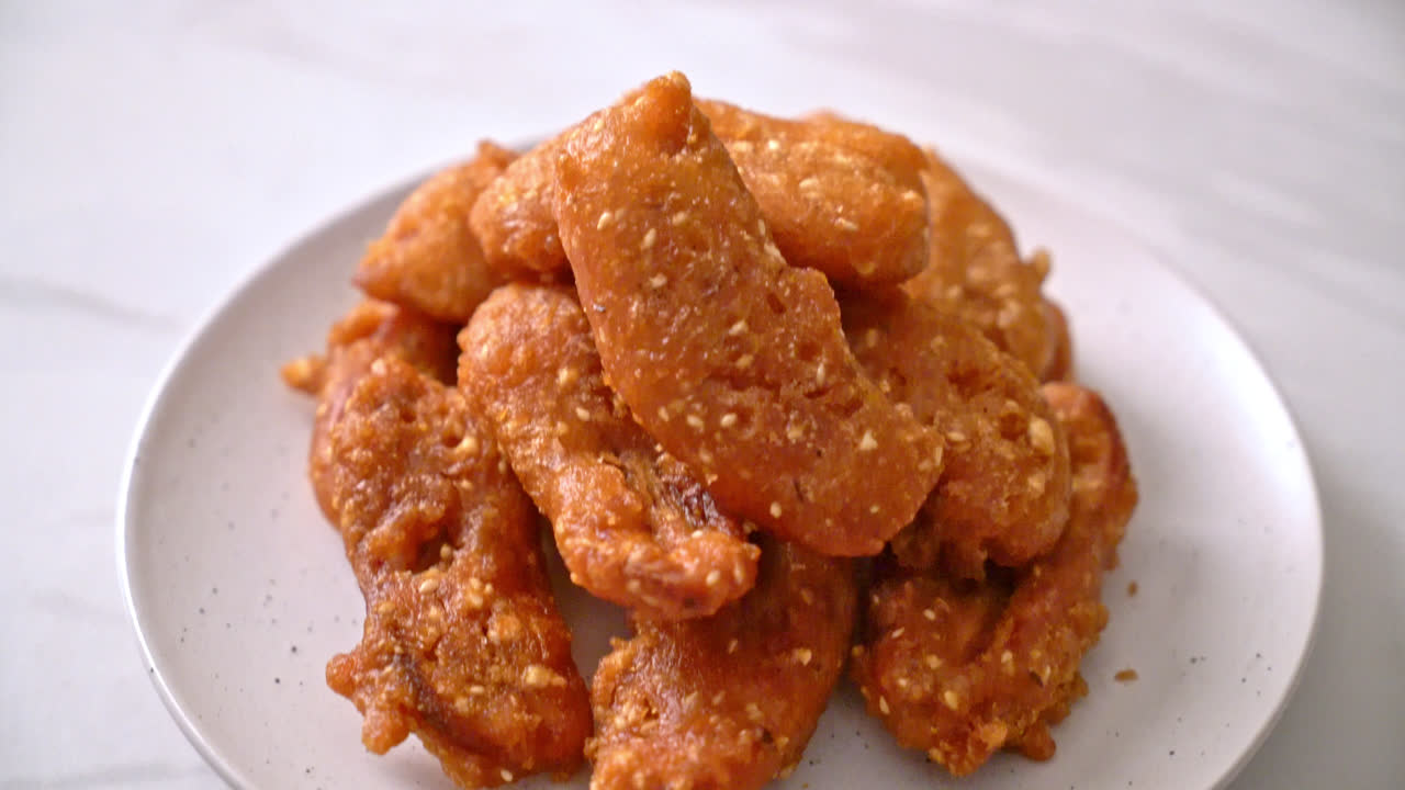 참깨 튀김 얇게 썬 감자 스틱 - 태국 음식 스타일