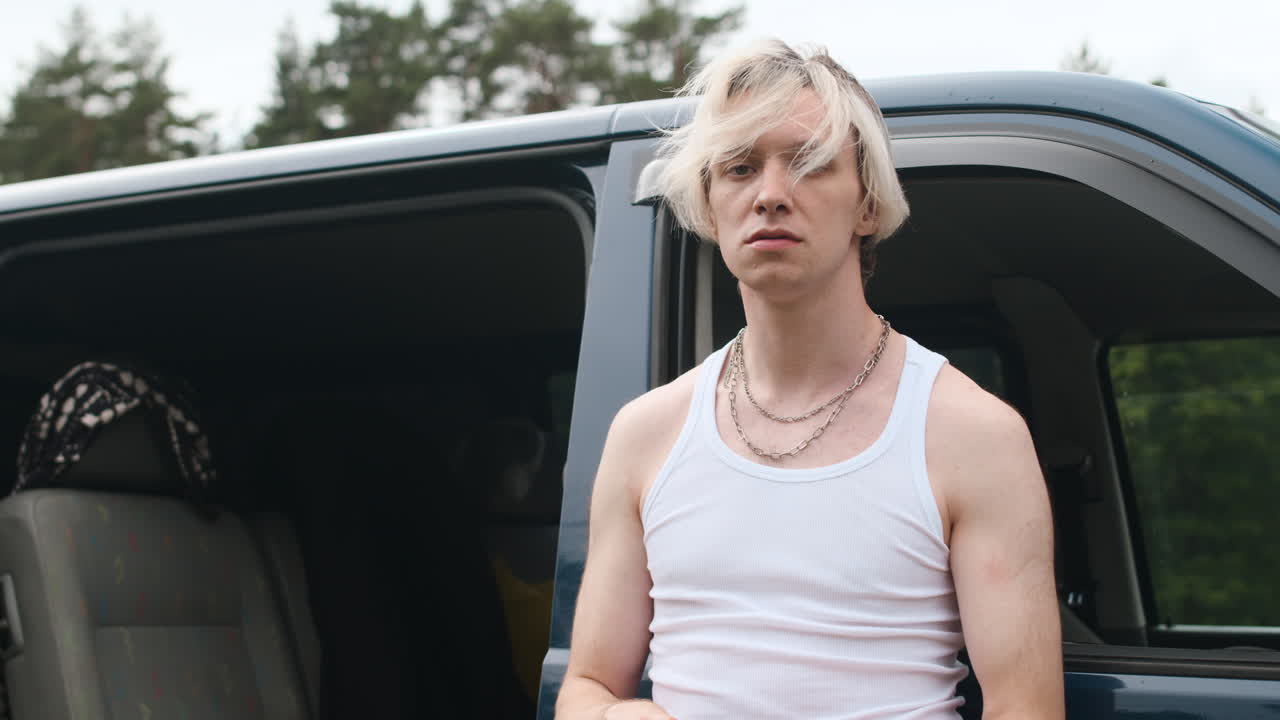 un tipo serio posando al aire libre.