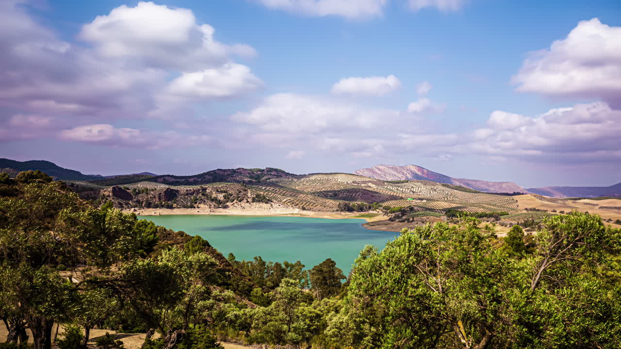 nubes en movimiento en el lapso de tiempo sobre málaga, españa, costa de andalucía en europa