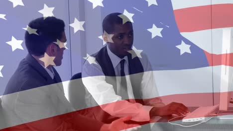 animación de la bandera estadounidense ondeando sobre hombres de negocios afroamericanos y caucásicos trabajando