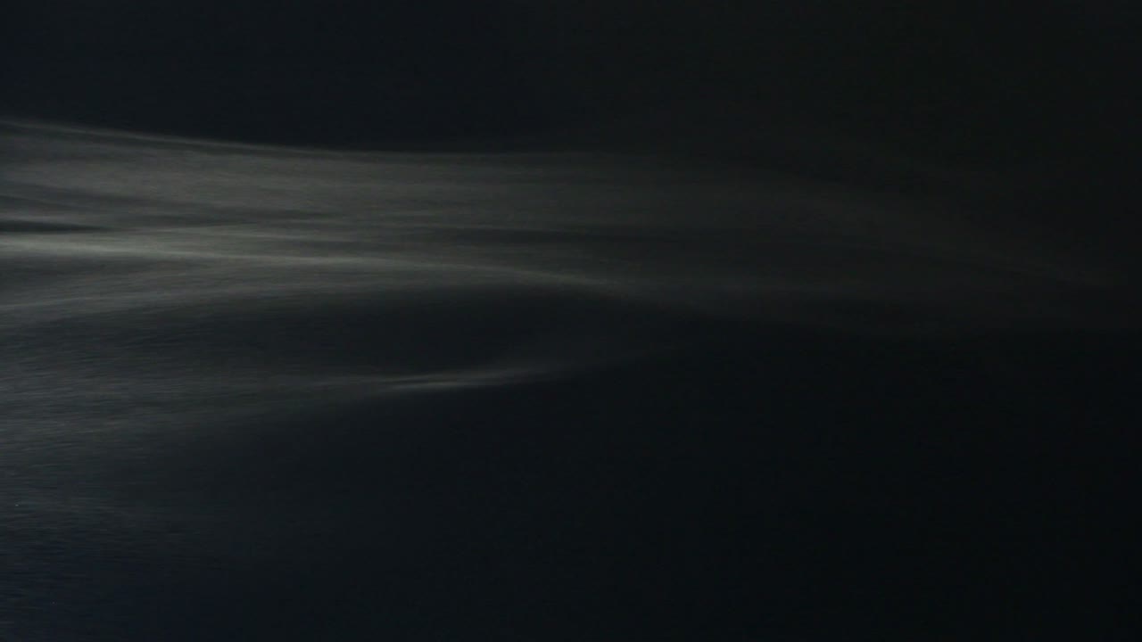 왼쪽에서 오른쪽으로 연기가, 검은 바탕에 차가운 안개 구름, 실제적인 연기가 가장 좋습니다.