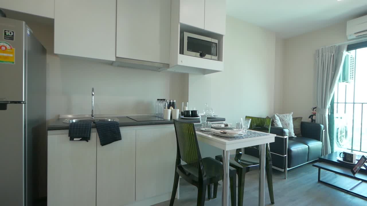 Moderne lejlighedsindretning Gennemgang fra spiseområdet til stueområdet