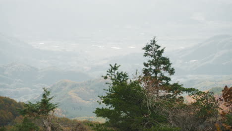 Blick-Auf-Die-Nebligen-Berge-Vom-Hochland-In-Den-Bergen-Von-Zao,-Japan