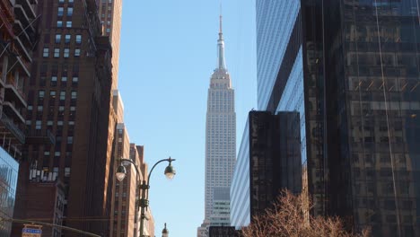 El-Edificio-Empire-State-En-El-Centro-De-Manhattan,-Ciudad-De-Nueva-York,-Estados-Unidos