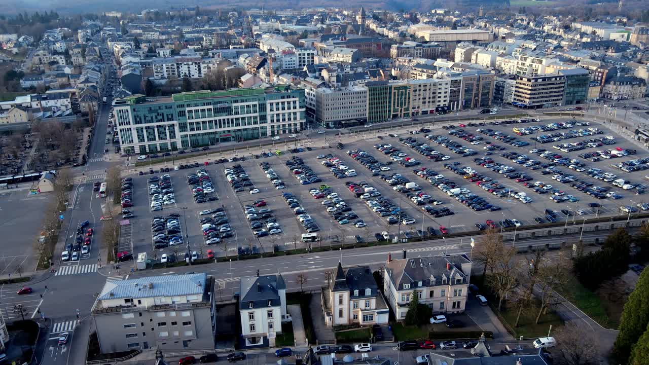 룩셈부르크 도심의 대형 주차장을 비행하는 드론