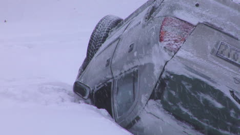 coche estrellado boca abajo en el techo después de un accidente en la carretera de invierno con nieve