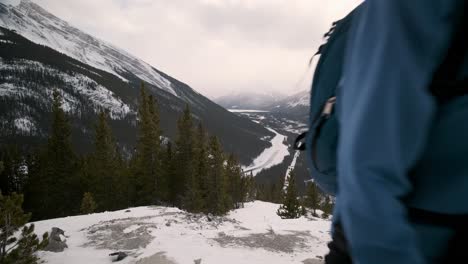 Junge-Weibliche-Wanderer-Lächelt-Und-Klettert-Auf-Einen-Schneebedeckten-Berg-Im-Banff-nationalpark