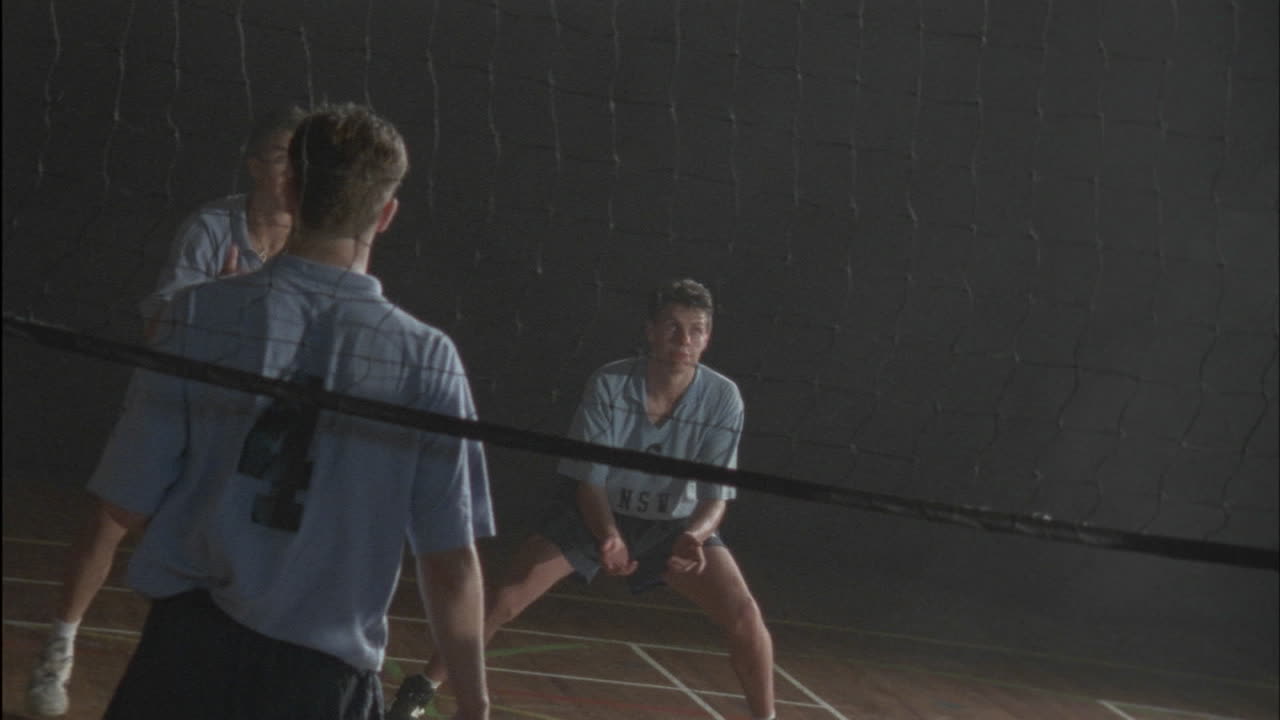 un grupo de hombres juegan voleibol