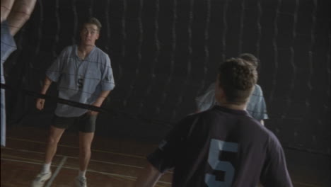 un grupo de hombres juegan voleibol