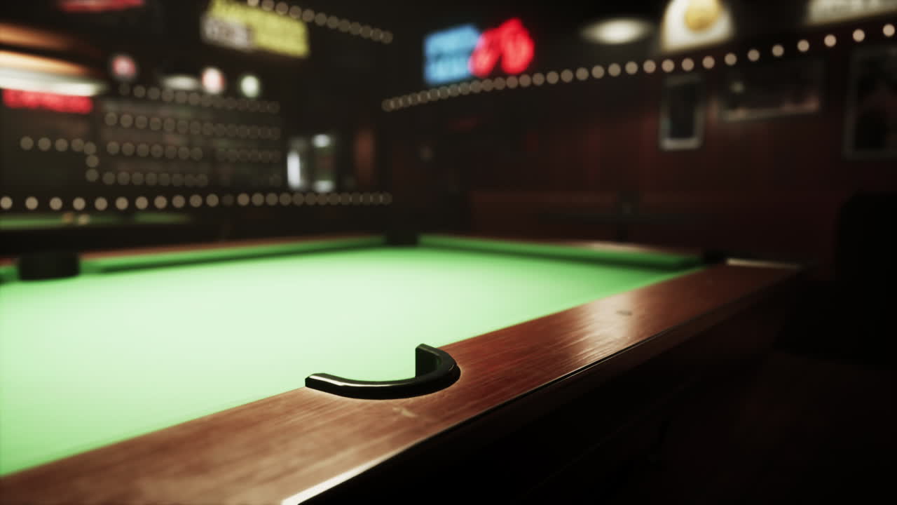 Table de billard dans un bar à l'éclairage tamisé