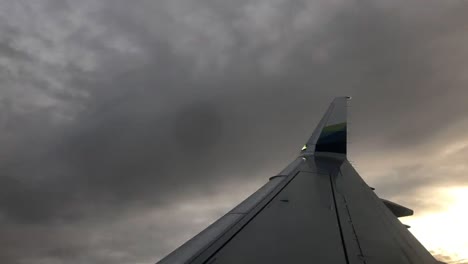 vista de lapso de tiempo del aterrizaje del avión - día nublado