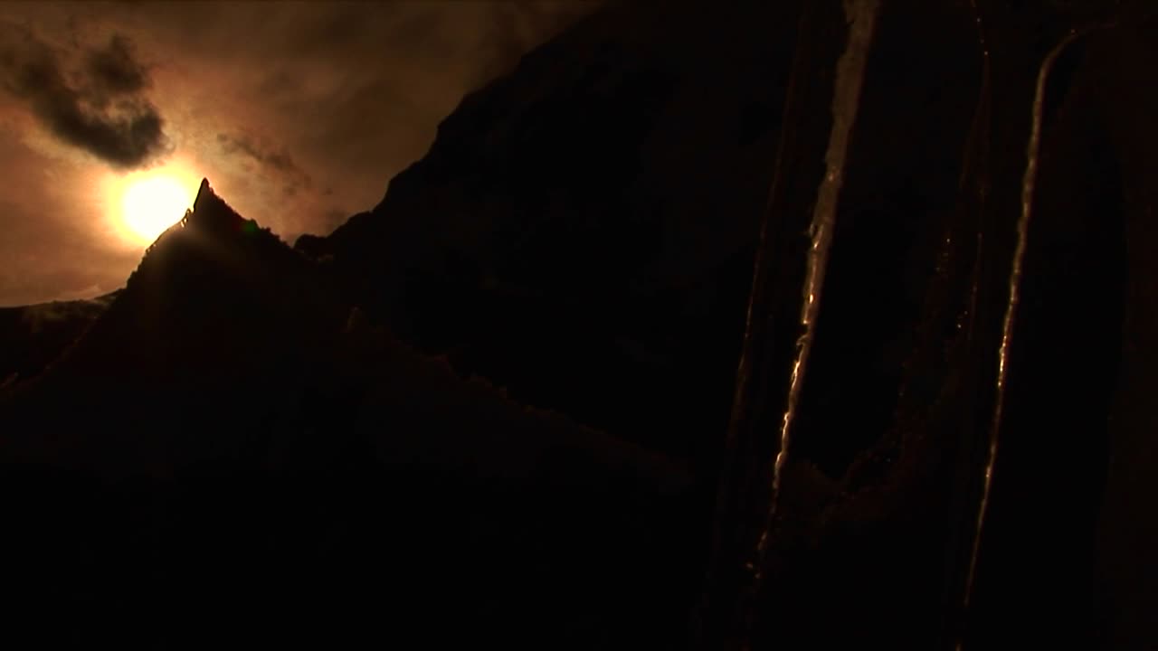 luz cálida a través de carámbano con montaña