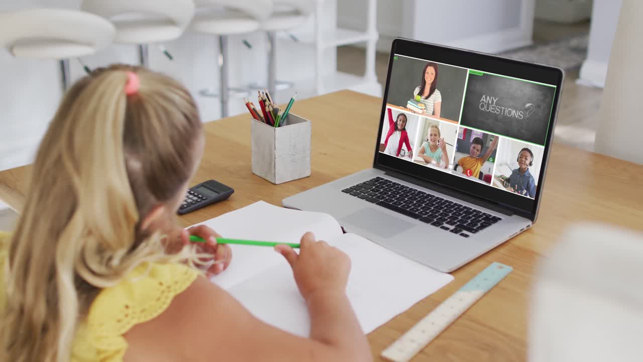 chica caucásica teniendo una videoconferencia con el maestro y los compañeros de clase en la computadora portátil en casa