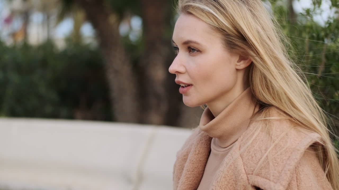 밖에서 전화를 사용하는 젊은 여성.