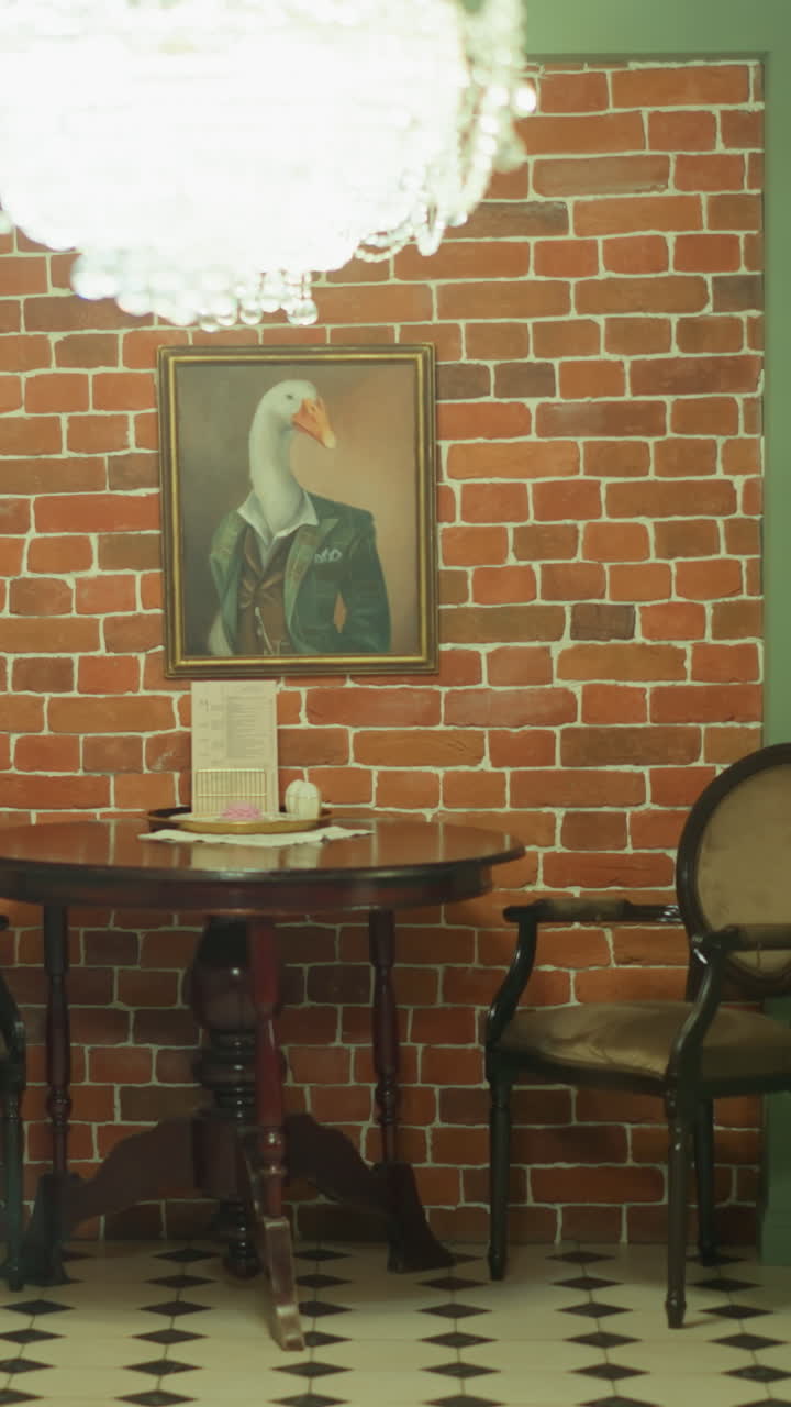 vista de una mano abriendo una puerta de vidrio para revelar una habitación acogedora con dos sillas y una mesa, capturando el ambiente acogedor de la habitación, con una lustrera, obras de arte y decoración vintage