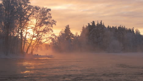 Hermosa-Mañana-Fría-De-Invierno-Junto-A-Un-Río-Humeante-Durante-El-Amanecer-De-La-Hora-Dorada