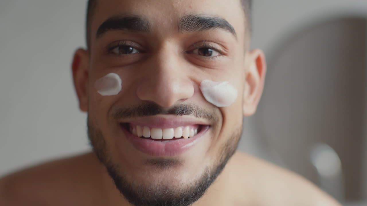 hombre aplicando crema facial