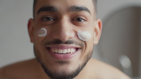 hombre aplicando crema facial