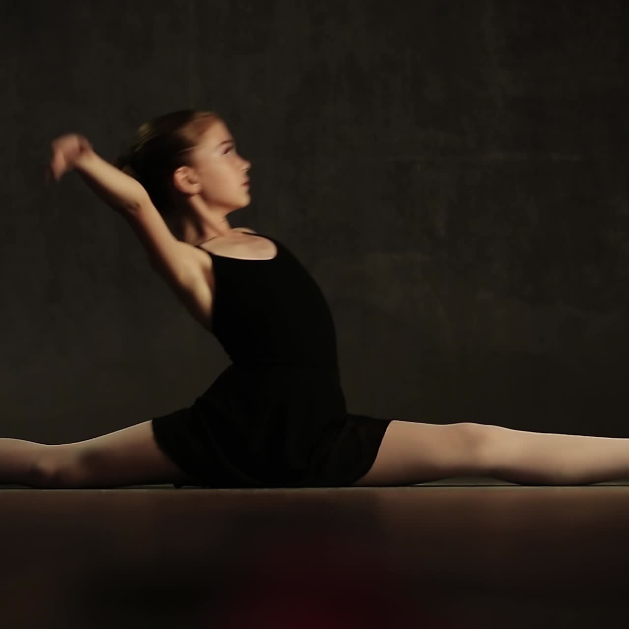 joven bailarina posando en el estudio