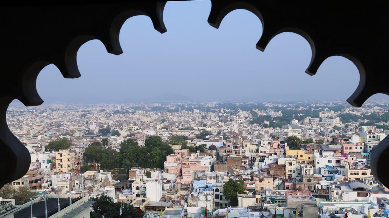 하루 동안 역사적인 궁전 창문에서 도시 풍경 비디오는 도시 궁전, 우다푸르 라자스탄 인도에서 찍혔습니다.