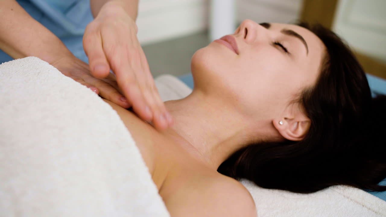 Mujer recibiendo un masaje