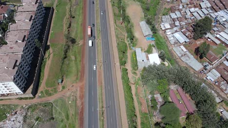Highway-crossing-the-Kibera-slum,-in-Nairobi