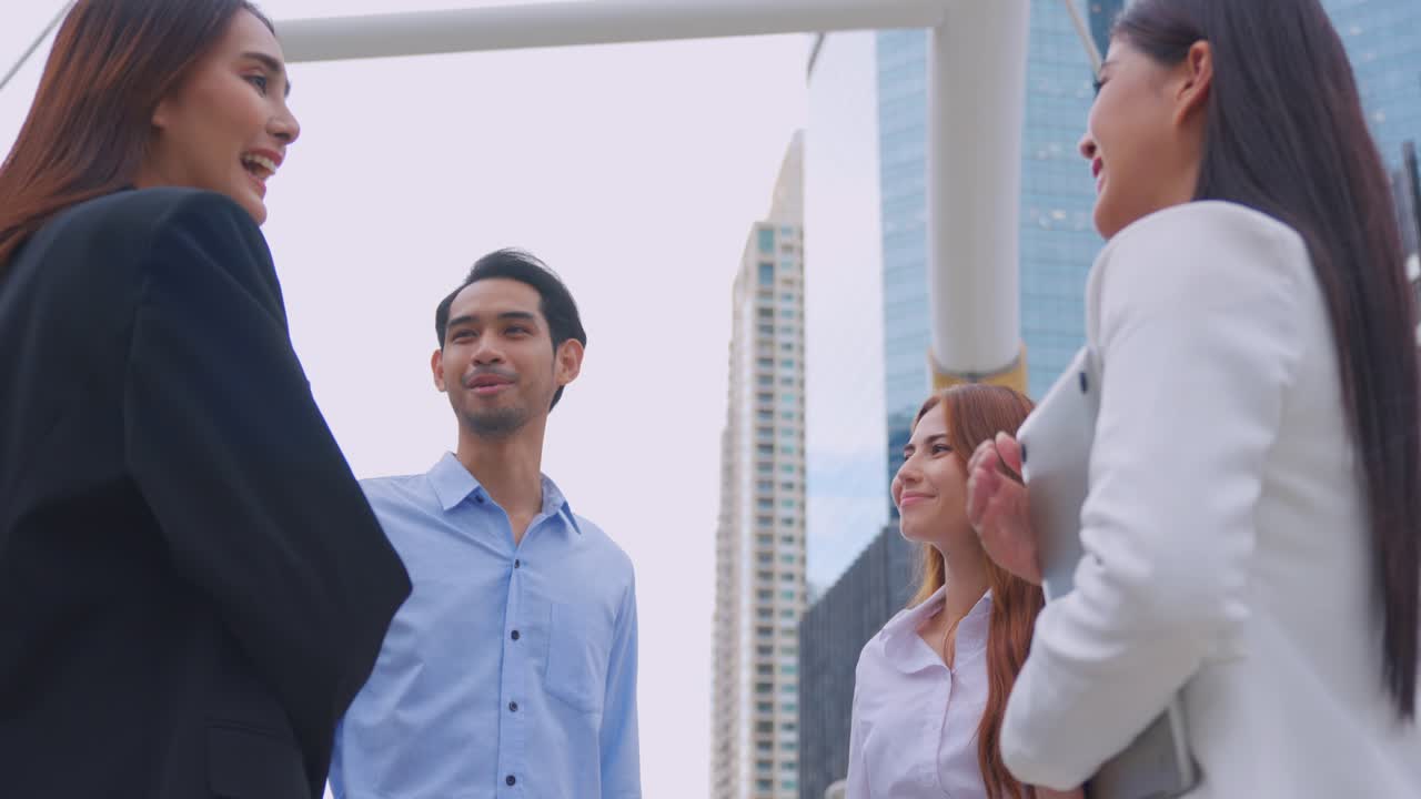 비즈니스 사람들이 야외에서 만나고 있습니다.