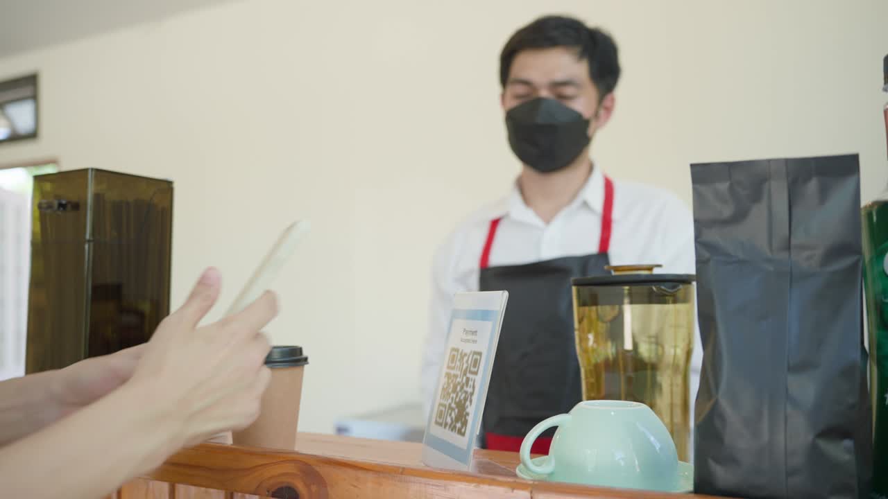 여성은 커피를 선택하고 지불하기 위해 qr 코드를 스캔하기 위해 전화를 사용합니다. 할인 받거나 커피를 지불하기 위해 스캔합니다. 현금 없이 전화를 사용하여 돈을 전송하거나 온라인으로 돈을 지불하는 개념.