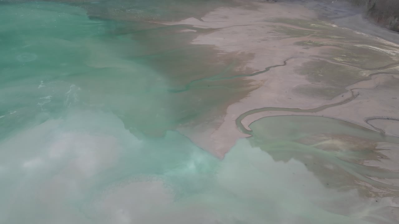 스위스 글라루스 (glarus) 에 있는 클론탈레스 호수 (klöntalersee) 의 초록색 물 흐름