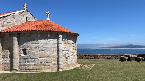 vista de la ermita de nosa senora da lanzada en la playa de la lanzada, galiza, españa durante la tarde