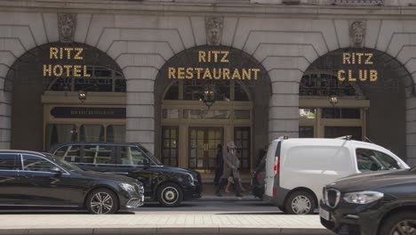 Exterior-Del-Hotel-Ritz-En-Piccadilly-En-Londres,-Reino-Unido-Con-Tráfico-En-Primer-Plano