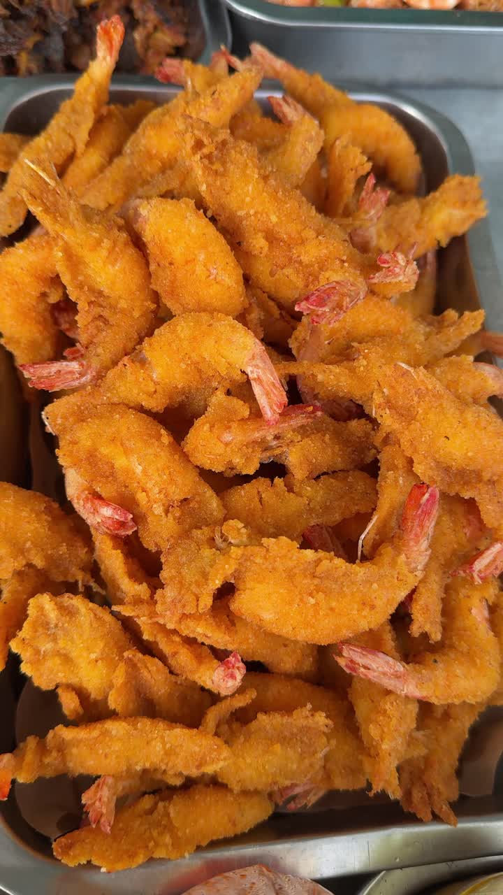 Close-up de Camarão Frito Crocante Dourado em uma Bandeja