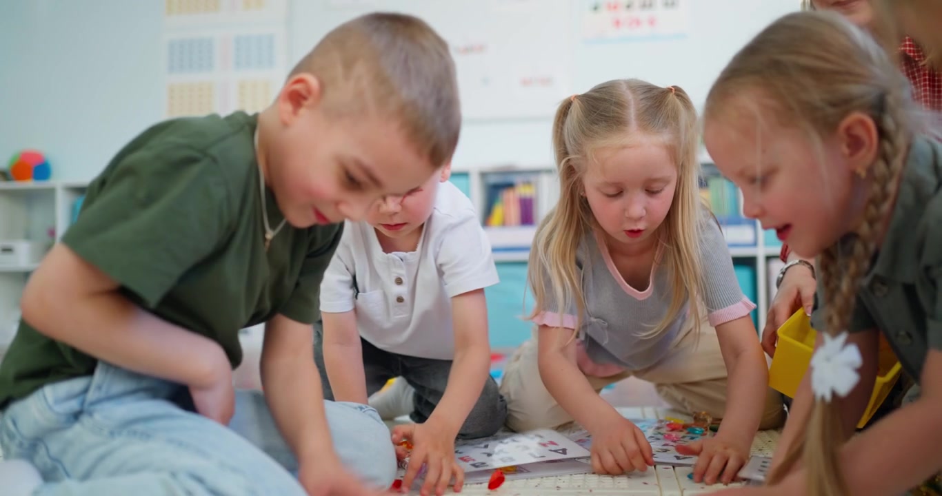 Eine Gruppe kleiner Kinder lernt mit bunten Zählsteinen im Klassenzimmer