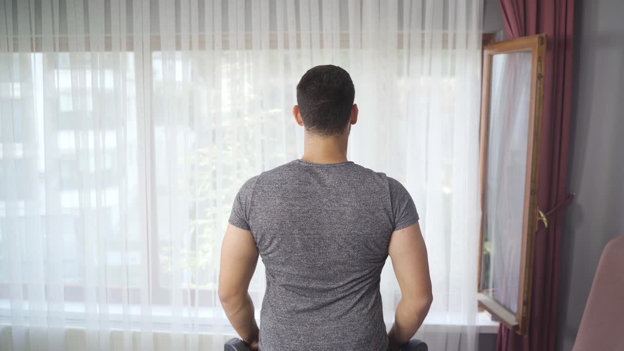 가정 운동에서 어깨 운동.