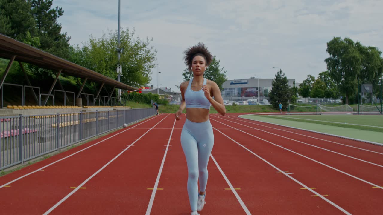 mujer corriendo en una pista