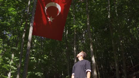 türkische flagge in zeitlupe im wald.