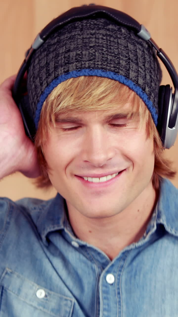 음악을 듣고 미소 짓는  ⁇ 스터