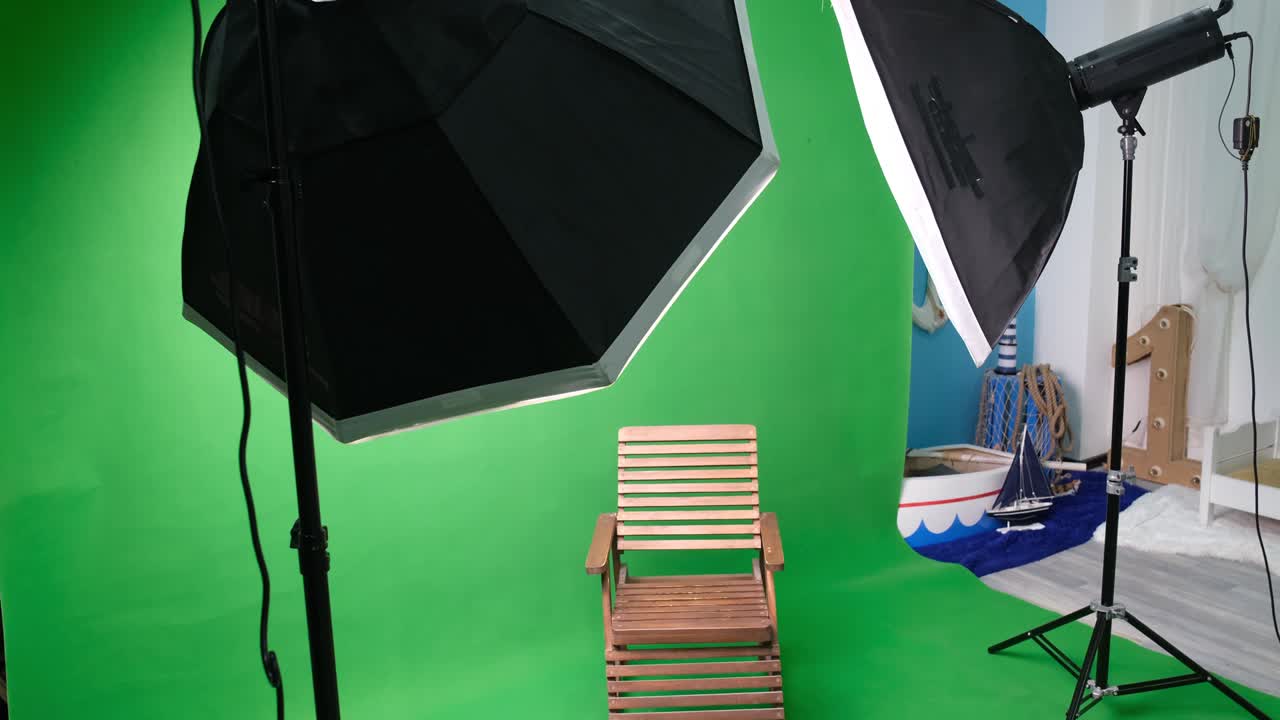 estudio de fotos o video con dos luces de estudio hexagonal. pantalla verde y silla de balanceo
