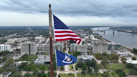 Ondear-La-Bandera-Del-Estado-De-Estados-Unidos-Y-Louisiana-En-La-Brisa