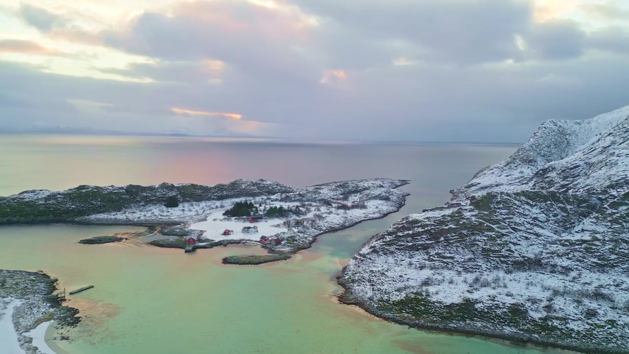 Norveç'in Lofoten bölgesinde, Svolvaer ve Skrova yakınlarında karlı dağ manzarası, huzurlu bir atmosfer.