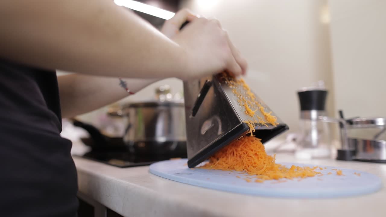 Carote grattugiate in cucina. Grattugia per carote.