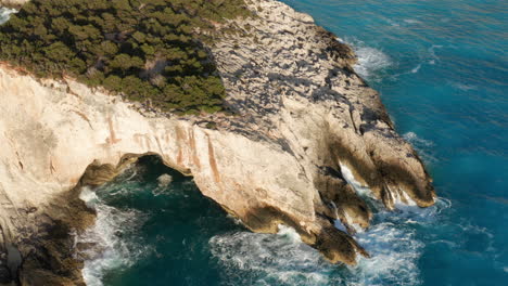 Foamy-Waves-Crash-Onto-Rugged-Shore-Of-Porto-Katsiki-Beach-In-Lefkas-Island,-Greece