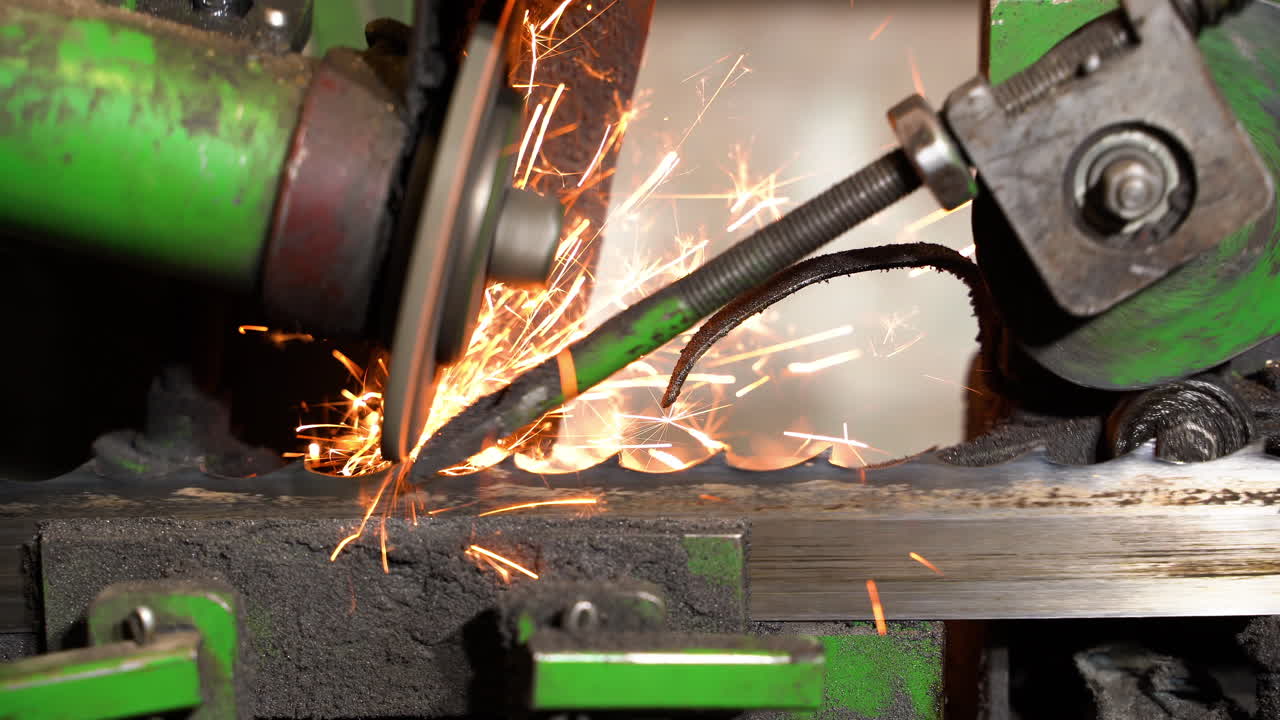 ленточная пила автоматический процесс заточки со станком в крупном плане петлевой снимок