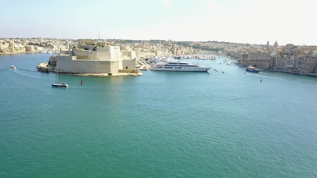 Vista aerea del porto di Malta con le sue barche di lusso